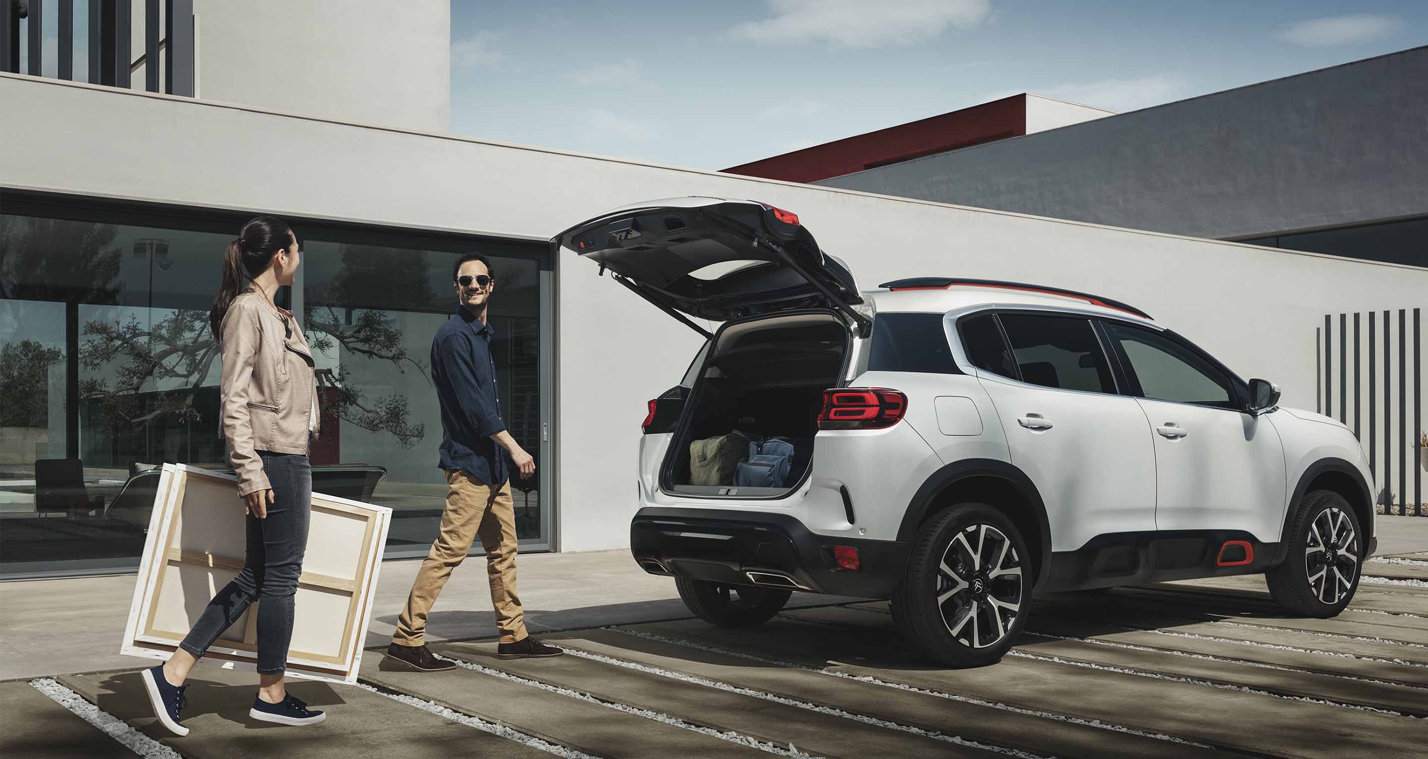 couple in a garden with C5 Aircross