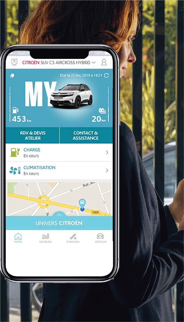  Man driving with the My Citroën app